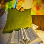 Entspannung für Leseratten mit Buch auf dem Bett im Hotel Sonnengarten Bad Wörishofen