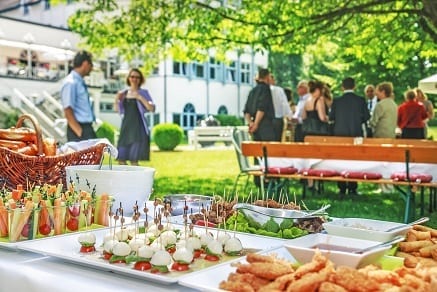 Schlemmerinseln & Finger Food im Garten - Feiern im Hotel Sonnengarten Bad Wörishofen Tagungshotel Bayern